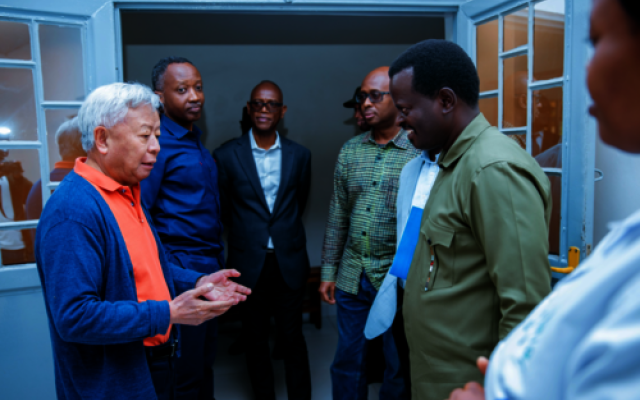 PEREZIDA WA BANKI YA AZIYA Y’ISHORAMARI YASUYE IMISHINGA MU KINIGI