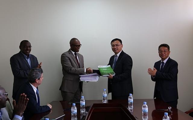 Rwanda Energy Group and SynoHydro Ltd sign a contract amendment to build Nyabarongo-II Hydropower Plant