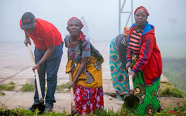 Abakozi ba REG bakoze umuganda bafasha mu gusana ibyumba bicumbikirwamo abana mu kigo cy’umuryango SOS Children’s Village
